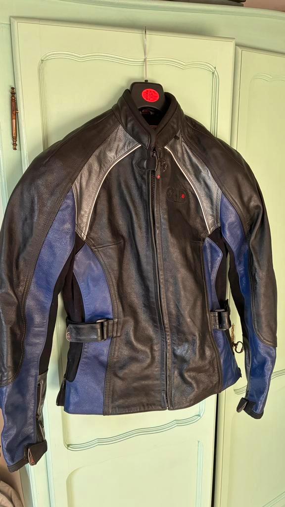 Vends veste en cuire moto femme, Motos, Vêtements | Vêtements de moto, Manteau | cuir, Femmes, Seconde main, Enlèvement ou Envoi