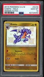 Gabite Holo PSA 10 - SV39/SV94 - Sun & Moon - Hidden Fates, Hobby en Vrije tijd, Verzamelkaartspellen | Pokémon, Ophalen of Verzenden