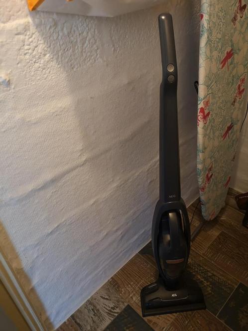Aspirateur balai rechargeable AEG QX6, Elektronische apparatuur, Stofzuigers, Zo goed als nieuw, Stofzuiger, Reservoir, Ophalen
