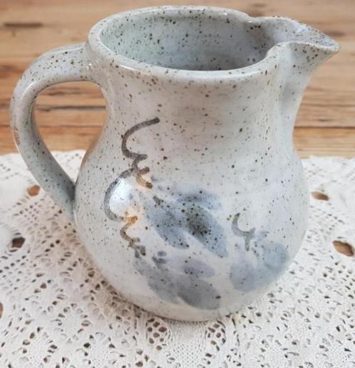 Gemeleerd landelijk gres kannetje met takken en bladeren, Antiek en Kunst, Curiosa en Brocante, Ophalen of Verzenden