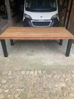 Table en teck, Enlèvement