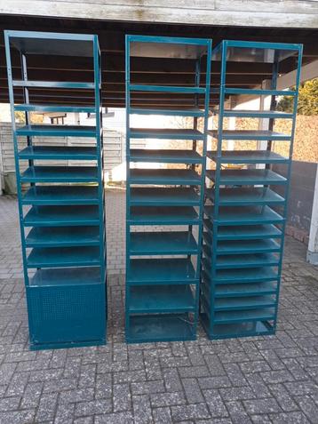 Rekken met vaste schuine liggers(schoenen) beschikbaar voor biedingen
