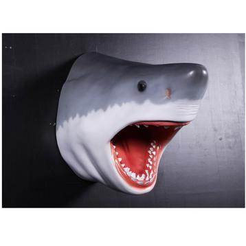 Grande statue en forme de tête de requin blanc — Longueur du