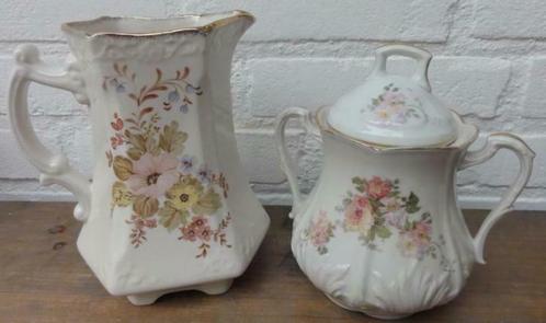 Sierlijke brocante off white kan met pastel bloemen, Antiek en Kunst, Curiosa en Brocante, Ophalen of Verzenden