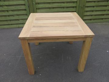te koop  vierkante teak tafel beschikbaar voor biedingen