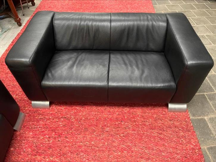 Zwart lederen 2-zit zetel, Huis en Inrichting, Zetels | Zetels, Rechte bank, Tweepersoons, 150 tot 200 cm, 75 tot 100 cm, Leer