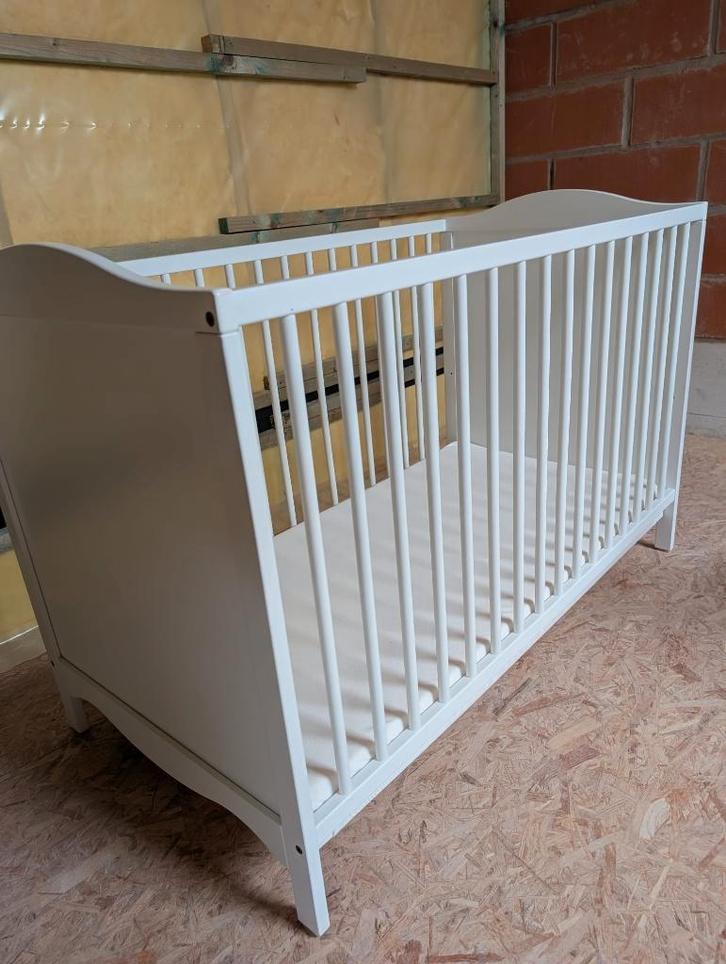 SMÅGÖRA babybed, wit, 60x120 cm + matras, Kinderen en Baby's, Kinderkamer | Bedden, Zo goed als nieuw, Minder dan 140 cm, 85 tot 100 cm