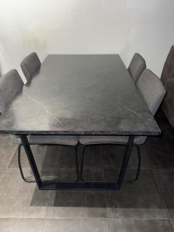 Marmer efect eettafel en 4 stoelen  in zeet goede staat. beschikbaar voor biedingen
