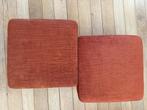 2 stevige poefs voetbanken in roestbruine stof, Ophalen, Hout, Gebruikt, 50 tot 75 cm