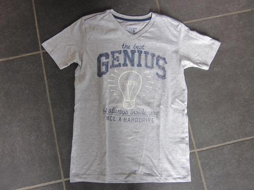 grijze T-shirt met The Best Genius, Enfants & Bébés, Vêtements enfant | Taille 146, Comme neuf, Garçon, Chemise ou À manches longues
