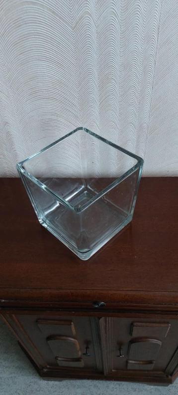 Kubus in glas beschikbaar voor biedingen