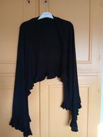 longue étole noire à volants, Enlèvement, Porté