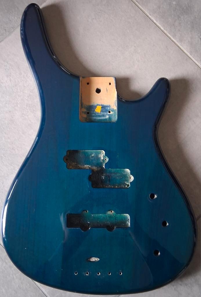 Basgitaar body alder (elzenhout), Musique & Instruments, Instruments à corde | Guitares | Basses, Électrique, Enlèvement