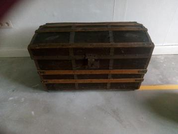 houten hutkoffer op wieltjes beschikbaar voor biedingen