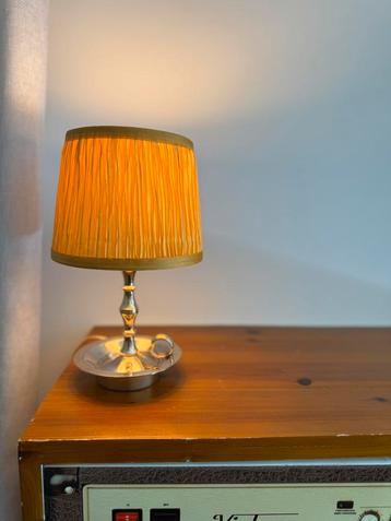 Sfeervol vintage lampje met geplooide kap beschikbaar voor biedingen