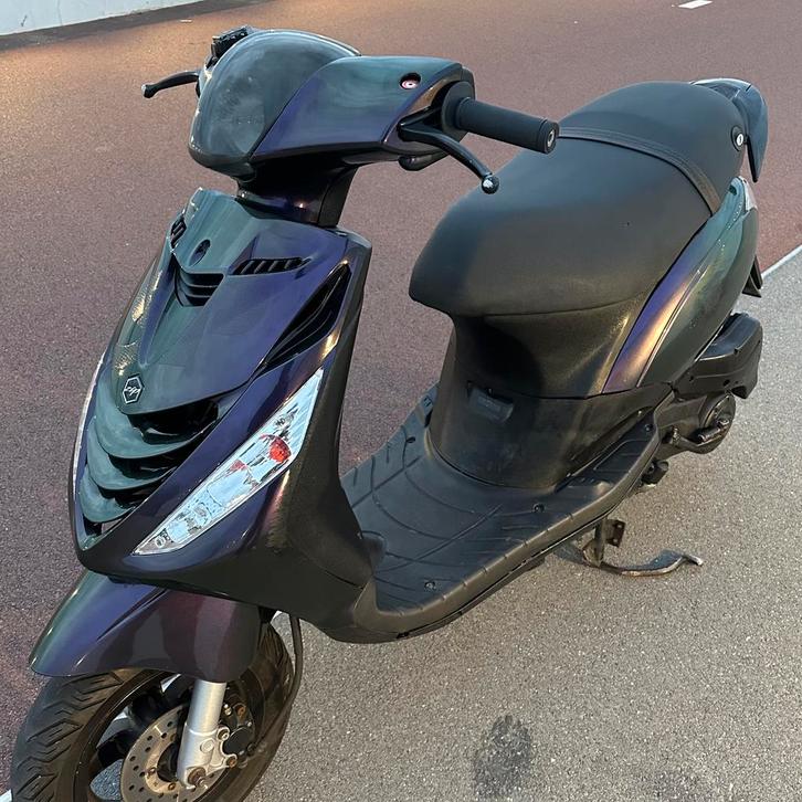 Zip 80cc A klasse / A-B knop / cameleon kleur, Fietsen en Brommers, Scooters | Piaggio, Zo goed als nieuw, Zip, Klasse A (25 km/u)