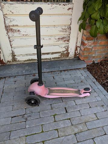 Roze degelijke step.  beschikbaar voor biedingen