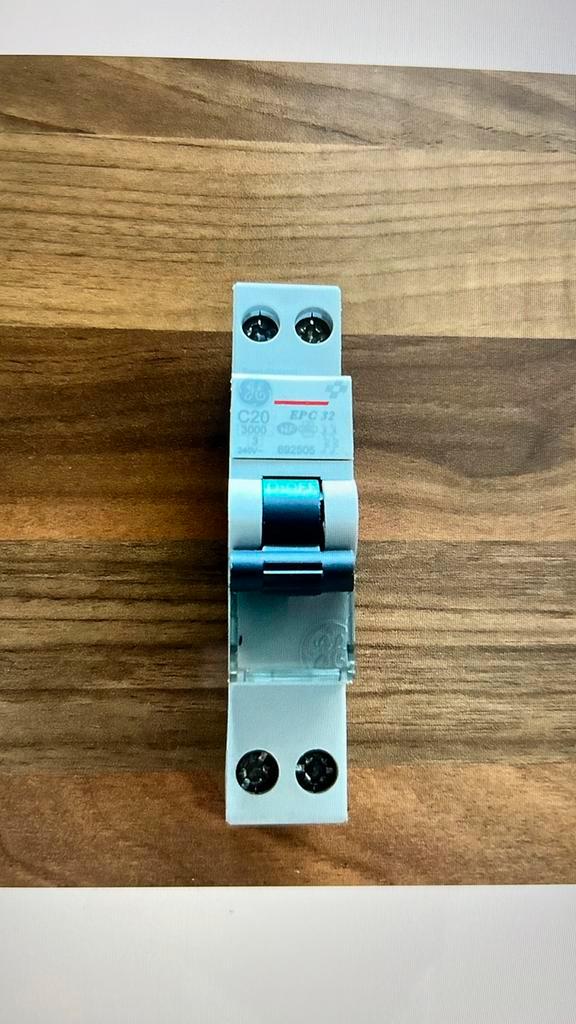 Stroomonderbrekers, Doe-het-zelf en Bouw, Elektriciteit en Kabels, Zo goed als nieuw, Ophalen