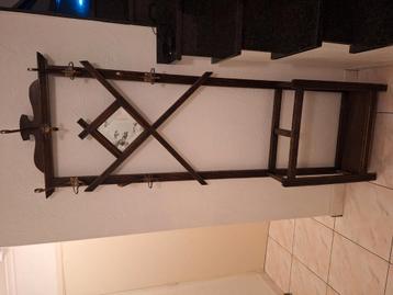 Staande kapstok beschikbaar voor biedingen