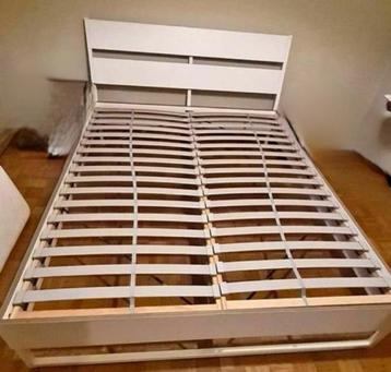 Schitterend wit houten bed 140/200 cm met nieuwe boxsprings beschikbaar voor biedingen