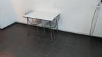 oude vintage formica tafel jaren 60 70 met twee chais, Ophalen of Verzenden