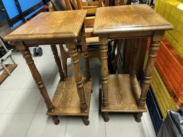 Set van twee Vintage bijzettafeltjes (volle eik) beschikbaar voor biedingen