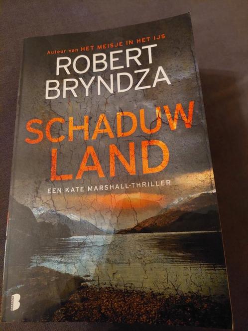 Robert Bryndza - Schaduwland, Boeken, Thrillers, Zo goed als nieuw, België, Ophalen of Verzenden