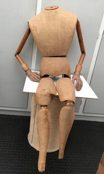 Antieke paspop model beschikbaar voor biedingen