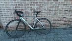 Triban RC100 (Medium) koersfiets met klikpedalen, Ophalen