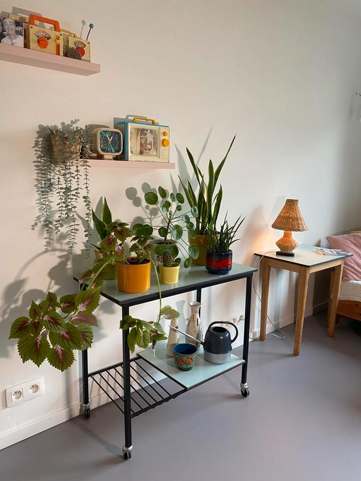 Vintage verrijdbaar bijzettafeltje, Huis en Inrichting, Tafels | Bijzettafels, Zo goed als nieuw, Rechthoekig, 60 cm of meer, 75 cm of meer