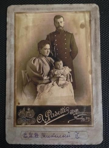 Foto van de Russische tsaar Nicolaas II met zijn vrouw 