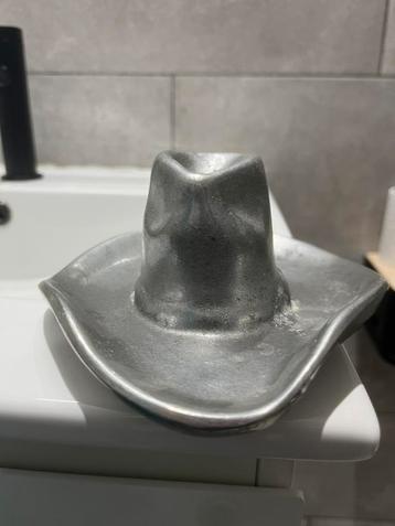 chapeau en metal decor beschikbaar voor biedingen
