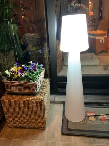 Twee ‘paddestoel’ lampen voor terras en tuin.  beschikbaar voor biedingen