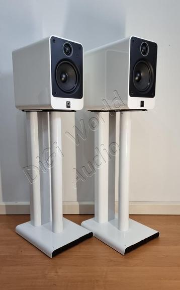 Q Acoustics 2020 in het wit met stands beschikbaar voor biedingen