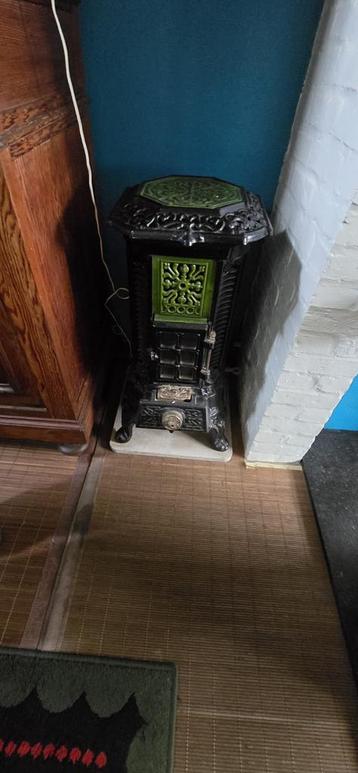 Vintage houtkachel beschikbaar voor biedingen