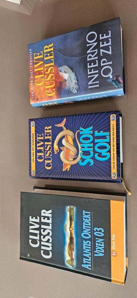 Clive Cussler -  Atlantis ontdekt / Vixen 03   schokgolf, Boeken, Thrillers, Zo goed als nieuw, Ophalen of Verzenden