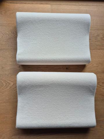 2 witte ergonomische kussens 52x33cm  beschikbaar voor biedingen