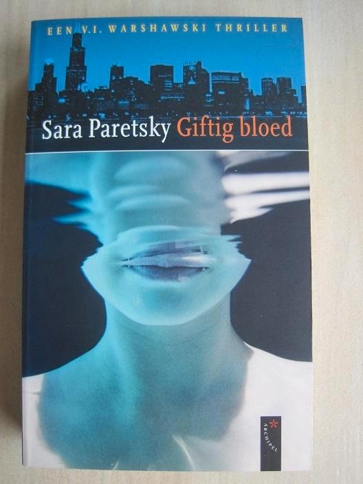 048 - Giftig bloed - Sara Paretsky, Boeken, Thrillers, Zo goed als nieuw, Amerika, Verzenden