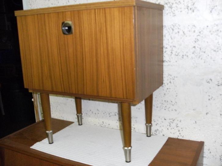 Vintage kastje hout jaren 60 ., Huis en Inrichting, Slaapkamer | Nachtkastjes, Zo goed als nieuw, Hout, Ophalen