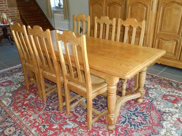 Tafel en stoelen beschikbaar voor biedingen