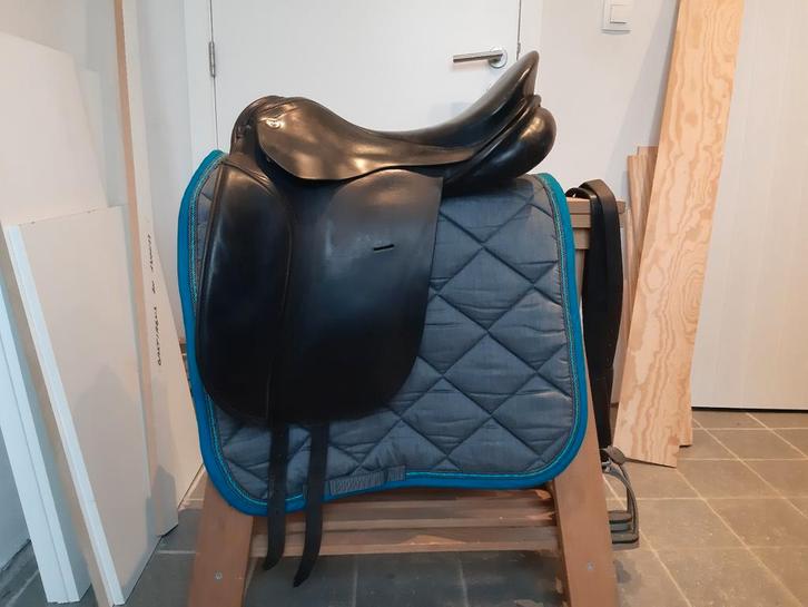 KN zadels 1 dressuur en 1 spring en toebehoren, Dieren en Toebehoren, Paarden en Pony's | Zadels, Dressuur, Ophalen