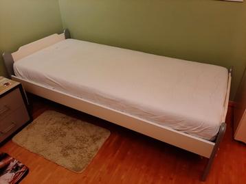 Bed 1 persoon 90x200cm met lattenbodem beschikbaar voor biedingen