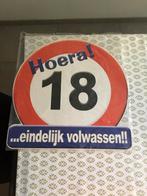 Groot huldeschild: 18 jaar, Hobby en Vrije tijd, Feestartikelen, Versiering, Ophalen of Verzenden, Zo goed als nieuw