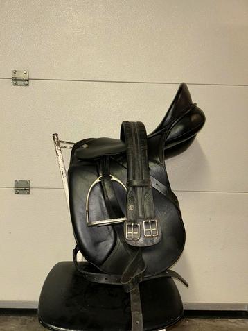 Dressuur zadel beschikbaar voor biedingen