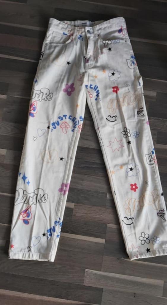 Bershka, jeans, NIEUW, met leuke tekeningen, mt 36, Kleding | Dames, Broeken en Pantalons, Nieuw, Maat 36 (S), Lang, Ophalen of Verzenden