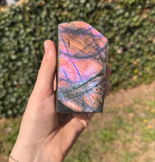 Prachtige roze/paarse labradoriet, Verzamelen, Mineralen en Fossielen, Mineraal, Ophalen of Verzenden