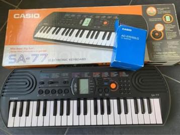 Casio Keyboardspeler + adapter beschikbaar voor biedingen