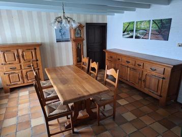 Eettafel & kasten massief eik beschikbaar voor biedingen