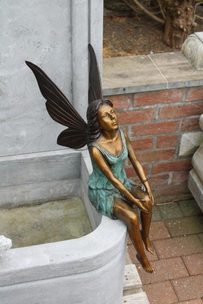 Groot elfenbeeld zittend in gepatineerd brons, Tuin en Terras, Tuinwanddecoratie, Nieuw, Ophalen