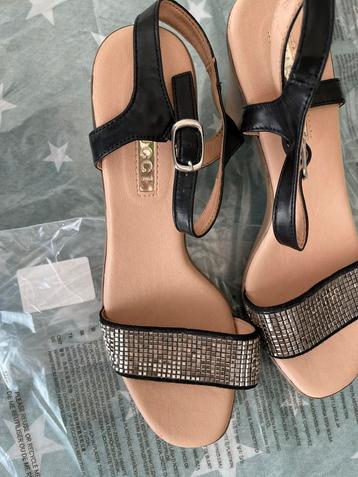Sandalen met hakjes beschikbaar voor biedingen
